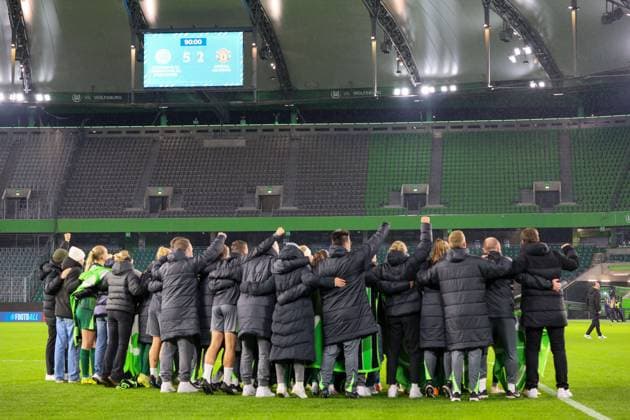 Wolfsburg, Deutschland 19. November 2025: Champions League - Frauen - 2025 2026 - VfL Wolfsburg vs. Manchester United, ManU Im Bild: Die Spielerinnen und das Trainerteam von VfL Wolfsburg beim Mannschaftsfoto während des Abschlussjubels mit Endergebnis des Spiels im Hintergrund AOK Stadion Niedersachsen Copyright: xFotostandx xFantinix