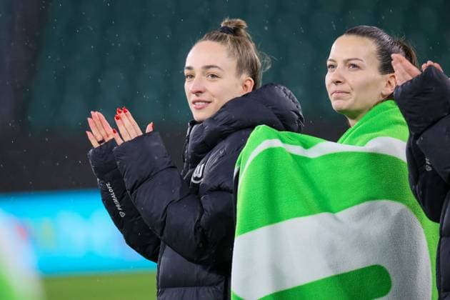 Wolfsburg, Deutschland 19. November 2025: Champions League - Frauen - 2025 2026 - VfL Wolfsburg vs. Manchester United, ManU Im Bild: v.li. Sophia Kleinherne (VfL) und Joelle Wedemeyer (VfL) beim Abschlussjubel AOK Stadion Niedersachsen Copyright: xFotostandx xFantinix