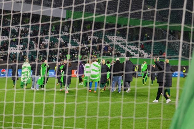 Wolfsburg, Deutschland 19. November 2025: Champions League - Frauen - 2025 2026 - VfL Wolfsburg vs. Manchester United, ManU Im Bild: Die Spielerinnen vom VfL Wolfsburg beim Abschlussjubel AOK Stadion Niedersachsen Copyright: xFotostandx xFantinix