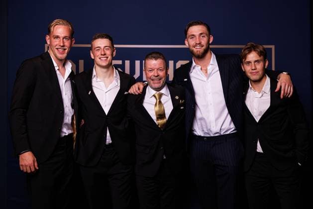 251119 Mjällbys Herman Johansson, Elliot Stroud, tränare Anders Torstensson, malvakt Noel Törnqvist och Ludwig Malachowski poserar för ett porträtt under Allsvenskans Stora Pris den 19 november 2025 i Stockholm. Copyright: CAISAxRASMUSSEN BB251119BB539