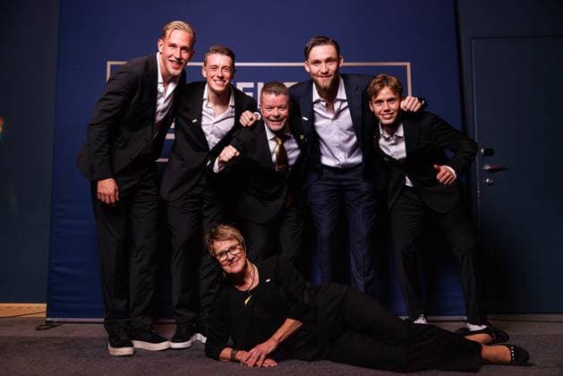 251119 Mjällbys Herman Johansson, Elliot Stroud, tränare Anders Torstensson, malvakt Noel Törnqvist, Ludwig Malachowski och Agneta Rydell poserar för ett porträtt under Allsvenskans Stora Pris den 19 november 2025 i Stockholm. Copyright: CAISAxRASMUSSEN BB251119BB542