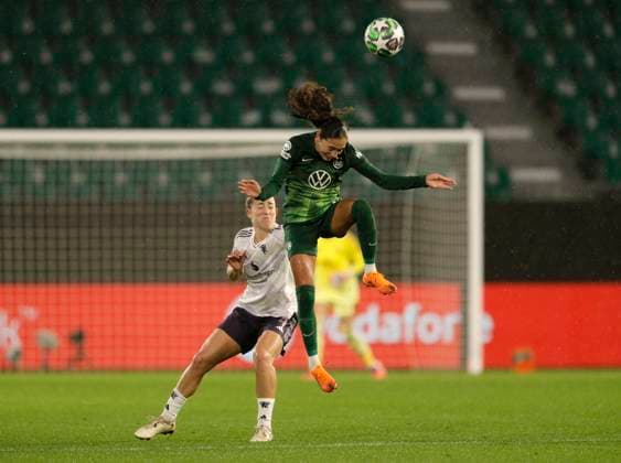 Foto : Kessya BUSSY (Wolfsburg) gegen Maya Le Tissier (Manchester) Fussball Championsleague der Frauen am Mi. 19.11.2025 VfL Wolfsburg - Manchester United, ManU