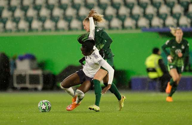 Foto : Simi AWUJO (Manchester) kommt zu Fall gegen Janina MINGE (Wolfsburg) Fussball Championsleague der Frauen am Mi. 19.11.2025 VfL Wolfsburg - Manchester United, ManU
