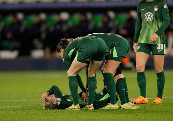 Foto : Svenja HUTH (Wolfsburg) am Boden f Fussball Championsleague der Frauen am Mi. 19.11.2025 VfL Wolfsburg - Manchester United, ManU