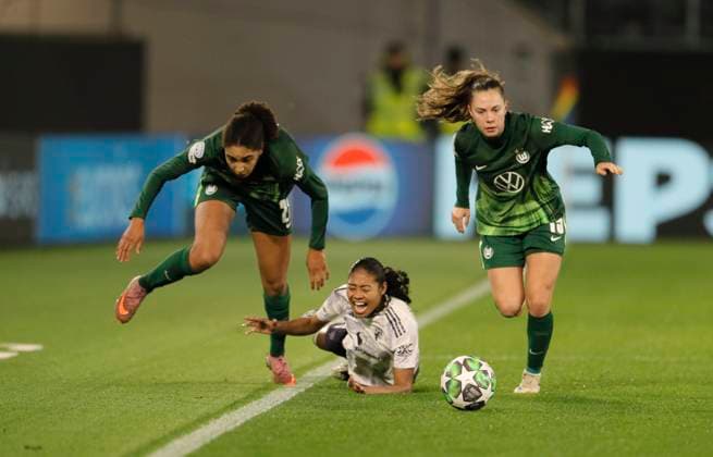 Foto : Jayde RIVIERE (Manchester) kommt zu Fall gegen Kessya BUSSY und Janou LEVELS (Wolfsburg) Fussball Championsleague der Frauen am Mi. 19.11.2025 VfL Wolfsburg - Manchester United, ManU