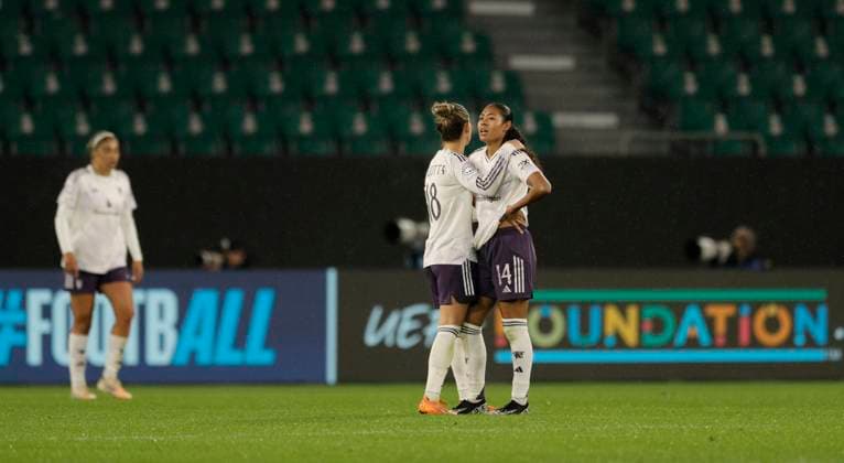 Foto : Jubel nach dem Schlußpfiff bei den Spielerinnen aus England , hier trauern Julia Zigiotti Olme und rechts Jayde RIVIERE (Manchester) Fussball Championsleague der Frauen am Mi. 19.11.2025 VfL Wolfsburg - Manchester United, ManU