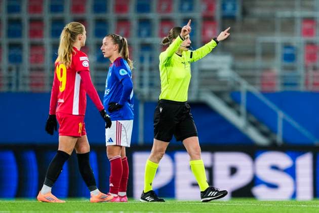 Football, Women s Champions League 2025 2026 Valerenga St Pölten Oslo 20251119 Referee Michalina Diakow during the women s Champions League football match between Valerenga and St Pölten at Intility Arena Photo Fredrik Varfjell NTB Oslo Norway EDITORIAL USE ONLY RESTRICTED USE FOR BETTING COMPANIES  Copyright: xFredrikxVarfjellx xNTBx