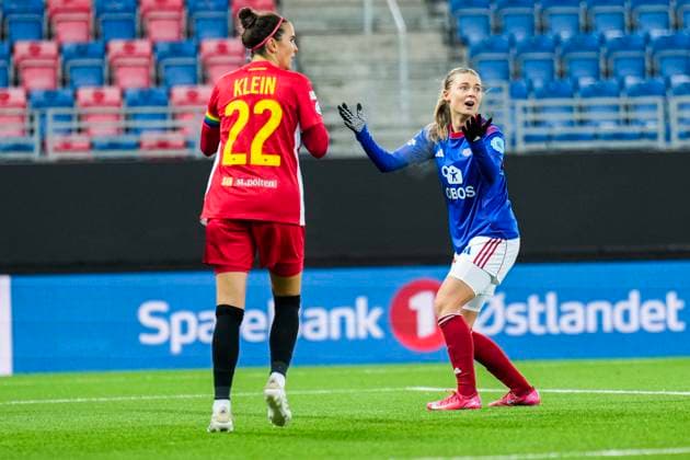 Football, Women s Champions League 2025 2026 Valerenga St Pölten Oslo 20251119 St Pölten s Jennifer Klein and Valerenga s Eline Hegg during the Women s Champions League football match between Valerenga and St Pölten at Intility Arena Photo Fredrik Varfjell NTB Oslo Norway EDITORIAL USE ONLY RESTRICTED USE FOR BETTING COMPANIES  Copyright: xFredrikxVarfjellx xNTBx