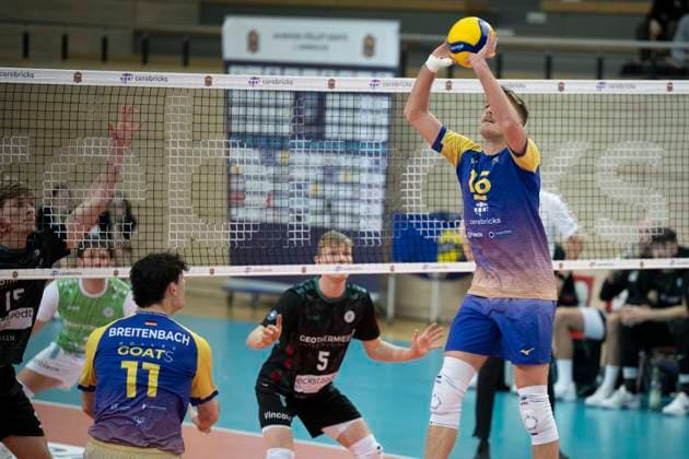 1.Volleyball Bundesliga -Saison 2025 2026 Cerebricks Volley Goats Mitteldeutschland vs.TSV Haching München Halle, Deutschland 19. November 2025: Im Bild:v.li.Nick Breitenbach (Bitterfeld), Florian Krenkel (Haching) und Paul Stommel (Bitterfeld) Halle Saale SWH Arena Sachsen-Anhalt Deutschland