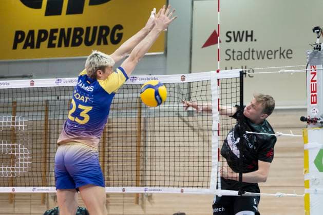 1.Volleyball Bundesliga -Saison 2025 2026 Cerebricks Volley Goats Mitteldeutschland vs.TSV Haching München Halle, Deutschland 19. November 2025: Im Bild:v.li.Samuel Schellenberg (Bitterfeld) und Oliver Wachtel (Haching) Halle Saale SWH Arena Sachsen-Anhalt Deutschland