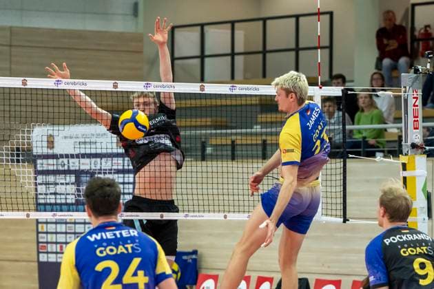 1.Volleyball Bundesliga -Saison 2025 2026 Cerebricks Volley Goats Mitteldeutschland vs.TSV Haching München Halle, Deutschland 19. November 2025: Im Bild:v.li.Clay Wieter (Bitterfeld), Florian Krenkel (Haching) und Samuel Schellenberg (Bitterfeld) Halle Saale SWH Arena Sachsen-Anhalt Deutschland