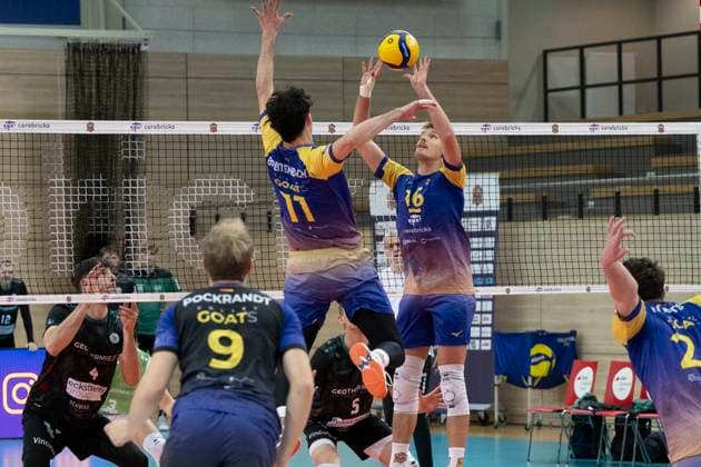 1.Volleyball Bundesliga -Saison 2025 2026 Cerebricks Volley Goats Mitteldeutschland vs.TSV Haching München Halle, Deutschland 19. November 2025: Im Bild:v.li.Lukas Pockrandt (Bitterfeld), Nick Breitenbach (Bitterfeld) und Paul Stommel (Bitterfeld) Halle Saale SWH Arena Sachsen-Anhalt Deutschland