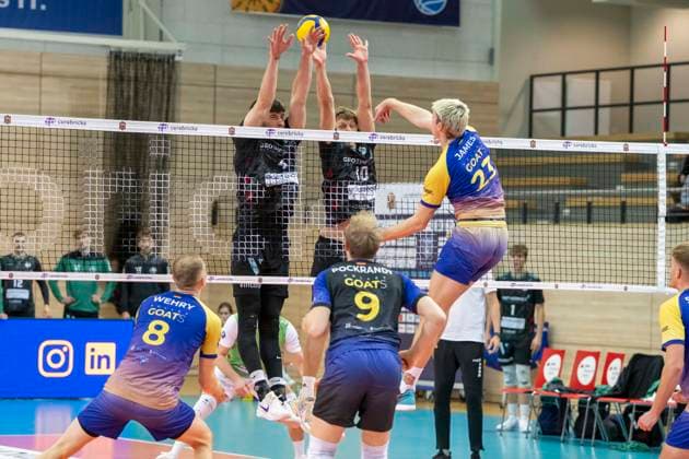1.Volleyball Bundesliga -Saison 2025 2026 Cerebricks Volley Goats Mitteldeutschland vs.TSV Haching München Halle, Deutschland 19. November 2025: Im Bild:v.li.Jannis Wehry (Bitterfeld), Alexej Zhbankov (Haching), Patrick Rupprecht (Haching), Lukas Pockrandt (Bitterfeld) und Samuel Schellenberg (Bitterfeld) Halle Saale SWH Arena Sachsen-Anhalt Deutschland
