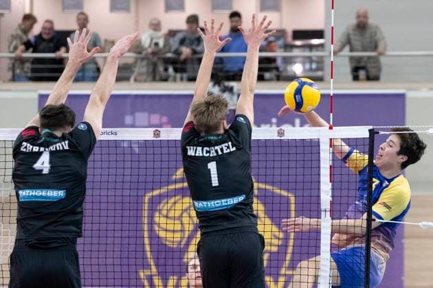 1.Volleyball Bundesliga -Saison 2025 2026 Cerebricks Volley Goats Mitteldeutschland vs.TSV Haching München Halle, Deutschland 19. November 2025: Im Bild:v.li.Alexej Zhbankov (Haching), Oliver Wachtel (Haching) und Sebastian Lara (Bitterfeld) Halle Saale SWH Arena Sachsen-Anhalt Deutschland