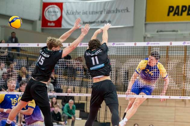 1.Volleyball Bundesliga -Saison 2025 2026 Cerebricks Volley Goats Mitteldeutschland vs.TSV Haching München Halle, Deutschland 19. November 2025: Im Bild:v.li.Jakub Klajmon (Haching), Marko Milovanovic (Haching) und Clay Wieter (Bitterfeld) Halle Saale SWH Arena Sachsen-Anhalt Deutschland