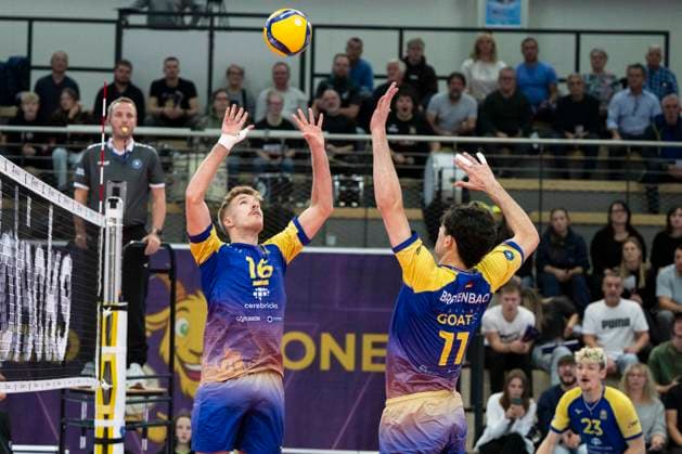 1.Volleyball Bundesliga -Saison 2025 2026 Cerebricks Volley Goats Mitteldeutschland vs.TSV Haching München Halle, Deutschland 19. November 2025: Im Bild:v.li.Paul Stommel (Bitterfeld) unde Nick Breitenbach (Bitterfeld) Halle Saale SWH Arena Sachsen-Anhalt Deutschland