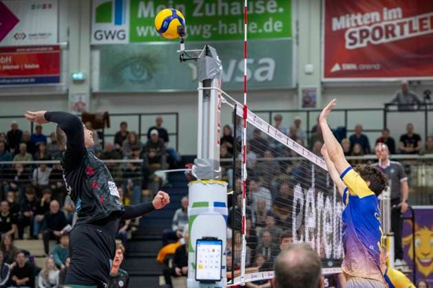 1.Volleyball Bundesliga -Saison 2025 2026 Cerebricks Volley Goats Mitteldeutschland vs.TSV Haching München Halle, Deutschland 19. November 2025: Im Bild:v.li.Noel Simon Jakob Krasnig (Haching) und Sebastian Lara (Bitterfeld) Halle Saale SWH Arena Sachsen-Anhalt Deutschland