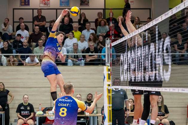 1.Volleyball Bundesliga -Saison 2025 2026 Cerebricks Volley Goats Mitteldeutschland vs.TSV Haching München Halle, Deutschland 19. November 2025: Im Bild:v.li.Clay Wieter (Bitterfeld) und Jannis Wehry (Bitterfeld) Halle Saale SWH Arena Sachsen-Anhalt Deutschland