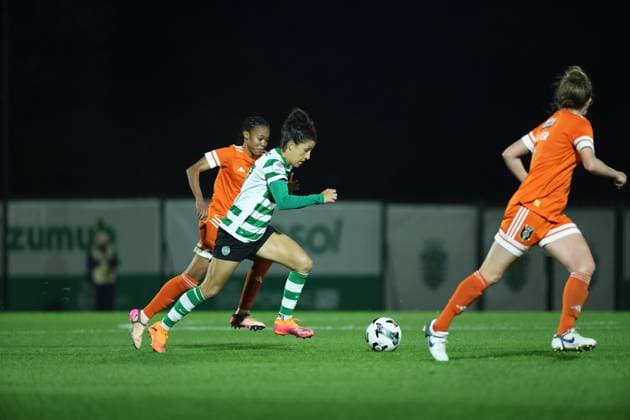 Claudia Neto ( Sporting CP Womens team ) in action during the match between Sporting CP Womens team and Glasgow City LFC Womens team, valid for UEFA Womens Europa Cup 2025 2026 - round of 16 at Estadio Aurelio Pereira on 19 November 2025. Lisboa Estadio Aurelio Pereira Alcochete Portugal Copyright: xIMAGOx xPRIMExSPORTSxIMAGESx xFILIPExOLIVEIRAx