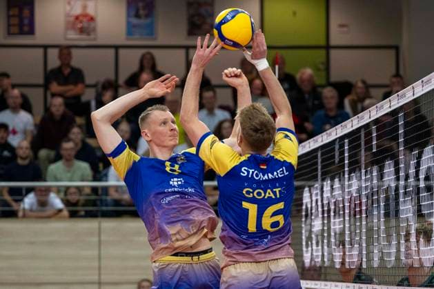1.Volleyball Bundesliga -Saison 2025 2026 Cerebricks Volley Goats Mitteldeutschland vs.TSV Haching München Halle, Deutschland 19. November 2025: Im Bild:v.li.Jannis Wehry (Bitterfeld) und Paul Stommel (Bitterfeld) Halle Saale SWH Arena Sachsen-Anhalt Deutschland