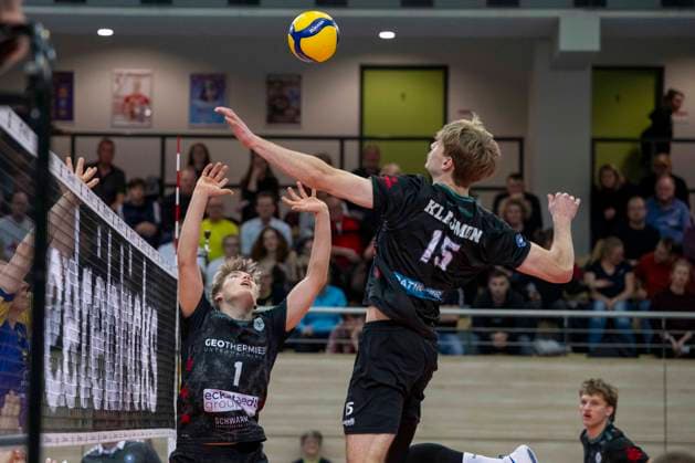 1.Volleyball Bundesliga -Saison 2025 2026 Cerebricks Volley Goats Mitteldeutschland vs.TSV Haching München Halle, Deutschland 19. November 2025: Im Bild:v.li.Oliver Wachtel (Haching) und Jakub Klajmon (Haching) Halle Saale SWH Arena Sachsen-Anhalt Deutschland