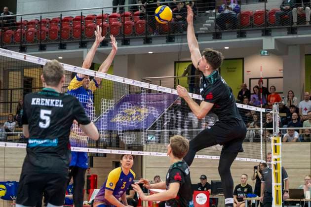 1.Volleyball Bundesliga -Saison 2025 2026 Cerebricks Volley Goats Mitteldeutschland vs.TSV Haching München Halle, Deutschland 19. November 2025: Im Bild:v.li.Florian Krenkel (Haching), Nick Breitenbach (Bitterfeld) und Alexej Zhbankov (Haching) Halle Saale SWH Arena Sachsen-Anhalt Deutschland