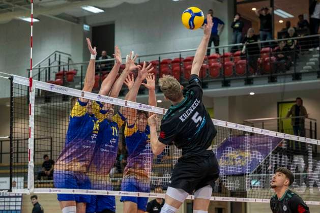 1.Volleyball Bundesliga -Saison 2025 2026 Cerebricks Volley Goats Mitteldeutschland vs.TSV Haching München Halle, Deutschland 19. November 2025: Im Bild:v.li.Paul Stommel (Bitterfeld), Nick Breitenbach (Bitterfeld), Sebastian Lara (Bitterfeld) und Florian Krenkel (Haching) Halle Saale SWH Arena Sachsen-Anhalt Deutschland