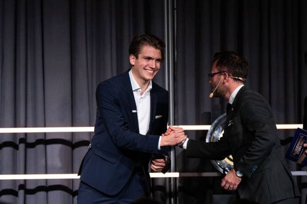 251119 GIF Sundsvalls malvakt Jakob Jäger Röding tar emot priset för arets Unicoach-malvakt av Anders Falk, Unibet, under Allsvenskans Stora Pris den 19 november 2025 i Stockholm. Copyright: EMMAxWALLSKOG BB251119EW081