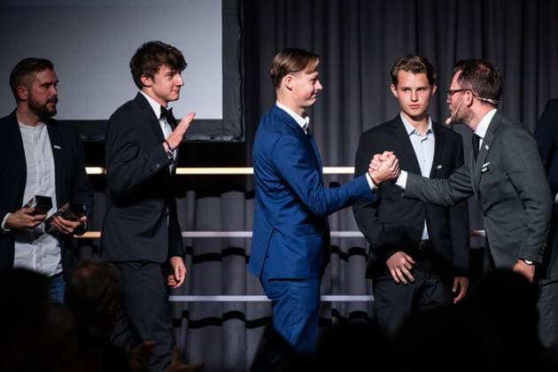 251119 Sirius Finlay Neat, Halmstads Hjalmar Aberg och Brommapojkarnas Oskar Jarde tar emot pris för arets Unicoach-spelare av Anders Falk, Unibet, under Allsvenskans Stora Pris den 19 november 2025 i Stockholm. Copyright: EMMAxWALLSKOG BB251119EW082