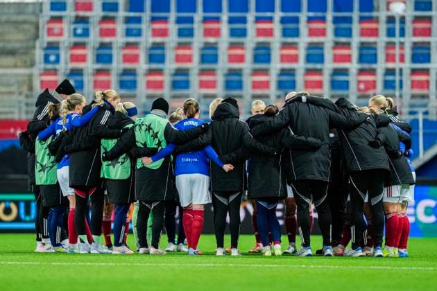 Football, Women s Champions League 2025 2026 Valerenga St Pölten Oslo 20251119 Valerenga s players and coaches after the Women s Champions League football match between Valerenga and St Pölten at Intility Arena Photo Fredrik Varfjell NTB Oslo Norway EDITORIAL USE ONLY RESTRICTED USE FOR BETTING COMPANIES  Copyright: xFredrikxVarfjellx xNTBx