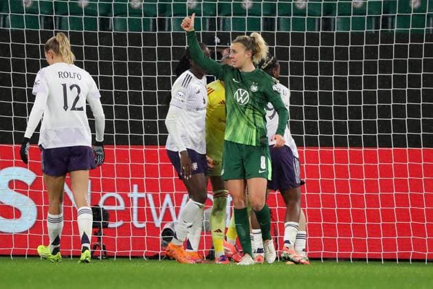 VfL vs. Manchester, CL Frauen Wolfsburg, 19.11.2025, FUßBALL - VfL Wolfsburg vs. Manchester United, ManU Champions League Frauen, Saison 2025 26. Lena Lattwein (VfL Wolfsburg) Wolfsburg