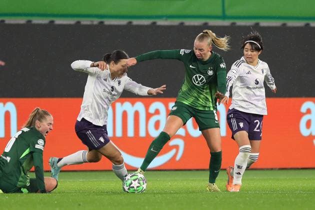 VfL vs. Manchester, CL Frauen Wolfsburg, 19.11.2025, FUßBALL - VfL Wolfsburg vs. Manchester United, ManU Champions League Frauen, Saison 2025 26. Ella Paddemors (VfL Wolfsburg), Hinata Miyazawa (Manchester United) Wolfsburg