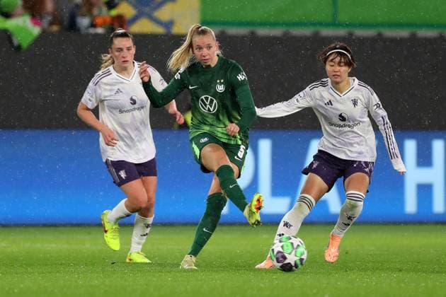 VfL vs. Manchester, CL Frauen Wolfsburg, 19.11.2025, FUßBALL - VfL Wolfsburg vs. Manchester United, ManU Champions League Frauen, Saison 2025 26. Ella Paddemors (VfL Wolfsburg). Hinata Miyazawa (Manchester United) Wolfsburg