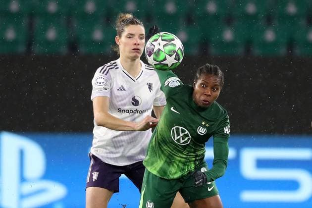VfL vs. Manchester, CL Frauen Wolfsburg, 19.11.2025, FUßBALL - VfL Wolfsburg vs. Manchester United, ManU Champions League Frauen, Saison 2025 26. Dominique Jannssen (Manchester United), Lineth Beerensteyn (VfL Wolfsburg) Wolfsburg