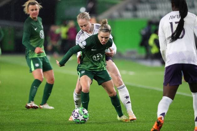 VfL vs. Manchester, CL Frauen Wolfsburg, 19.11.2025, FUßBALL - VfL Wolfsburg vs. Manchester United, ManU Champions League Frauen, Saison 2025 26. Svenja Huth (VfL Wolfsburg), Leah Galton (Manchester United) Wolfsburg