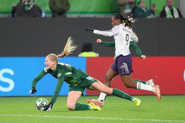 VfL vs. Manchester, CL Frauen Wolfsburg, 19.11.2025, FUßBALL - VfL Wolfsburg vs. Manchester United, ManU Champions League Frauen, Saison 2025 26. Camilla Küver (VfL Wolfsburg), Melvine Malard (Manchester United) Wolfsburg