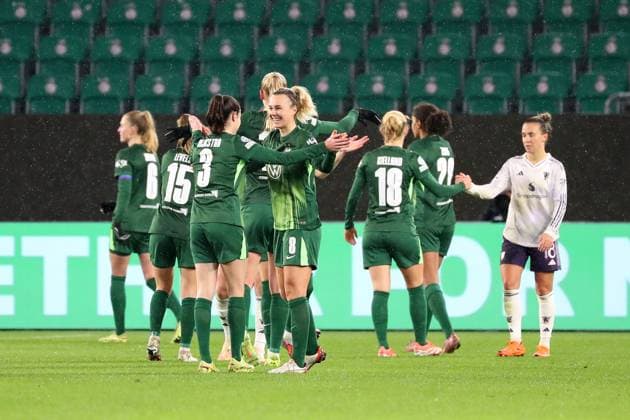 VfL vs. Manchester, CL Frauen Wolfsburg, 19.11.2025, FUßBALL - VfL Wolfsburg vs. Manchester United, ManU Champions League Frauen, Saison 2025 26. Schlussjubel Wolfsburg