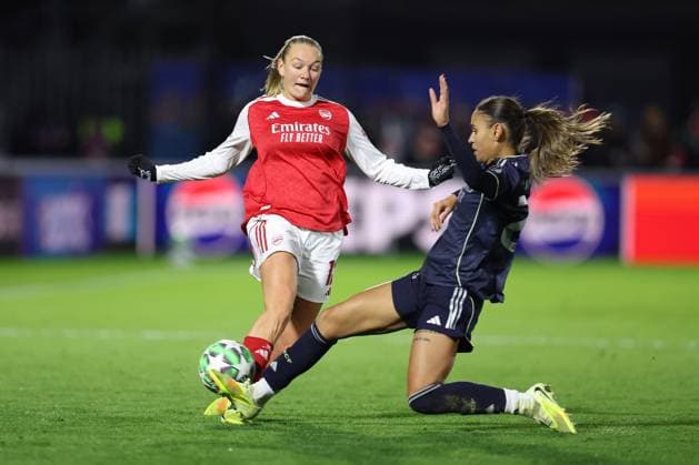Arsenal v Real Madrid Women 19 November 2025, Boreham Wood - UEFA Women™s Champions League - Arsenal v Real Madrid Women - Frida Maanum of Arsenal is dispossessed - Photo: Charlotte Wilson Offside. Boreham Wood UK Copyright: xCharlottexWilsonx xOffsidexOffside