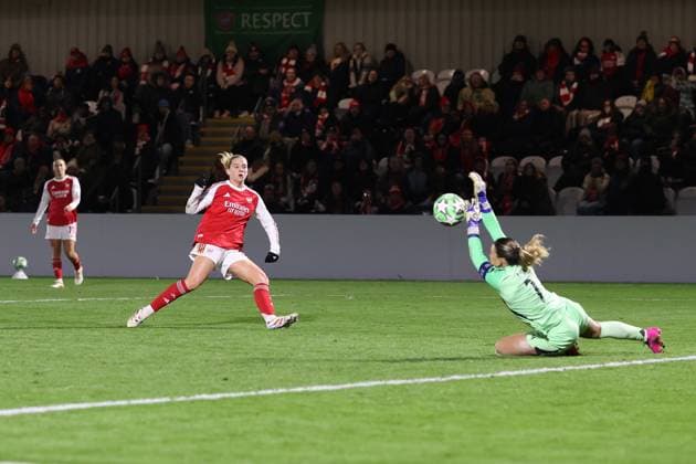 Arsenal v Real Madrid Women 19 November 2025, Boreham Wood - UEFA Women™s Champions League - Arsenal v Real Madrid Women - Real Madrid goalkeeper Misa Rodriguez saves a shot from Alessia Russo of Arsenal - Photo: Charlotte Wilson Offside. Boreham Wood UK Copyright: xCharlottexWilsonx xOffsidexOffside