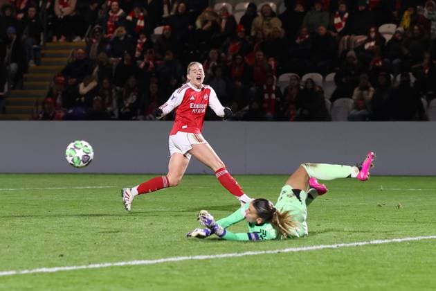 Arsenal v Real Madrid Women 19 November 2025, Boreham Wood - UEFA Women™s Champions League - Arsenal v Real Madrid Women - Real Madrid goalkeeper Misa Rodriguez saves a shot from Alessia Russo of Arsenal - Photo: Charlotte Wilson Offside. Boreham Wood UK Copyright: xCharlottexWilsonx xOffsidexOffside