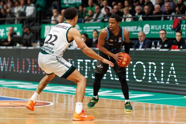 Eric Washington (Science City Jena) im Zweikampf mit Nolan Adekunle (Gladiators Trier), Vet Concept Gladiators Trier vs Science City Jena, Basketball, easyCredit BBL, 8. Spieltag, Saison 2025 2026, 19.11.2025 Vet Concept Gladiators Trier vs Science City Jena, Basketball, easyCredit BBL, 8. Spieltag, Saison 2025 2026, 19.11.2025 Copyright: xEibner-Pressefoto AlexanderxNeisx EP_ANS