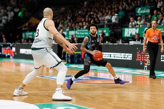 Tavian Dunn Martin (Science City Jena) im Zweikampf mit Maik Zirbes (Gladiators Trier), Vet Concept Gladiators Trier vs Science City Jena, Basketball, easyCredit BBL, 8. Spieltag, Saison 2025 2026, 19.11.2025 Vet Concept Gladiators Trier vs Science City Jena, Basketball, easyCredit BBL, 8. Spieltag, Saison 2025 2026, 19.11.2025 Copyright: xEibner-Pressefoto AlexanderxNeisx EP_ANS