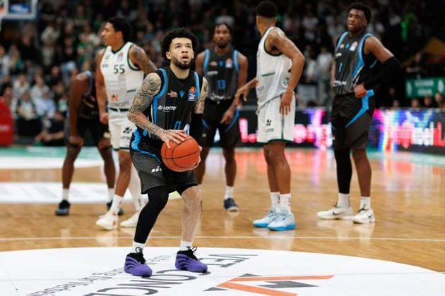 Tavian Dunn Martin (Science City Jena) mit Ball, Vet Concept Gladiators Trier vs Science City Jena, Basketball, easyCredit BBL, 8. Spieltag, Saison 2025 2026, 19.11.2025 Vet Concept Gladiators Trier vs Science City Jena, Basketball, easyCredit BBL, 8. Spieltag, Saison 2025 2026, 19.11.2025 Copyright: xEibner-Pressefoto AlexanderxNeisx EP_ANS