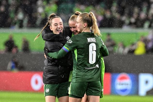 Fußball I Frauen I Saison 2025-2026 I Champions League I 4. Spieltag I VfL Wolfsburg - Manchester United, ManU I 19.11.2025 Freuen sich über den Sieg: Sophia Kleinherne (4, VfL Wolfsburg), Vivien Endemann (25, VfL Wolfsburg) und Janina Minge (6, VfL Wolfsburg) (v.l.n.r.) Wolfsburg Volkswagen Arena Niedersachsen Deutschland Copyright: xLobeca InesxHähnelx