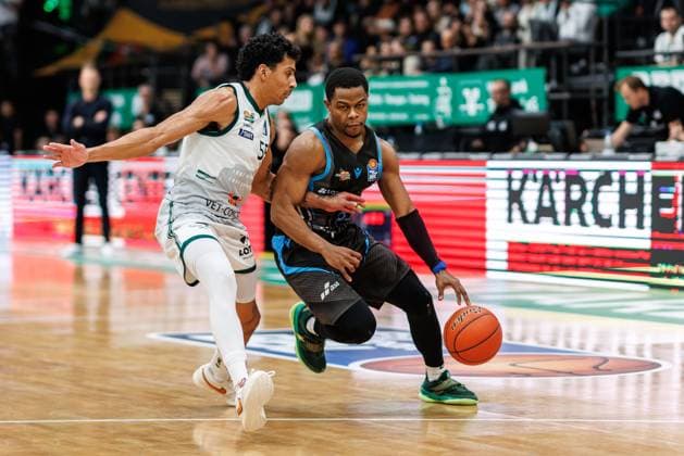 Eric Washington (Science City Jena) im Zweikampf mit Eli Brooks (Gladiators Trier), Vet Concept Gladiators Trier vs Science City Jena, Basketball, easyCredit BBL, 8. Spieltag, Saison 2025 2026, 19.11.2025 Vet Concept Gladiators Trier vs Science City Jena, Basketball, easyCredit BBL, 8. Spieltag, Saison 2025 2026, 19.11.2025 Copyright: xEibner-Pressefoto AlexanderxNeisx EP_ANS