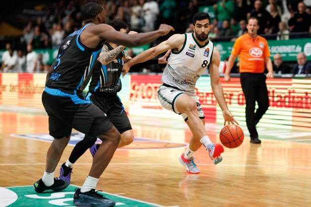 Behnam Yakhchali (Gladiators Trier) im Zweikampf mit Tavian Dunn Martin (Science City Jena) und Naz Bohannon (Science City Jena), Vet Concept Gladiators Trier vs Science City Jena, Basketball, easyCredit BBL, 8. Spieltag, Saison 2025 2026, 19.11.2025 Vet Concept Gladiators Trier vs Science City Jena, Basketball, easyCredit BBL, 8. Spieltag, Saison 2025 2026, 19.11.2025 Copyright: xEibner-Pressefoto AlexanderxNeisx EP_ANS
