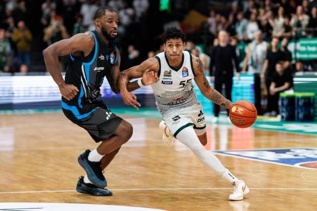 Sport Bilder des Tages Eli Brooks (Gladiators Trier) im Zweikampf mit Naz Bohannon (Science City Jena), Vet Concept Gladiators Trier vs Science City Jena, Basketball, easyCredit BBL, 8. Spieltag, Saison 2025 2026, 19.11.2025 Vet Concept Gladiators Trier vs Science City Jena, Basketball, easyCredit BBL, 8. Spieltag, Saison 2025 2026, 19.11.2025 *** Eli Brooks Gladiators Trier in a duel with Naz Bohannon Science City Jena , Vet Concept Gladiators Trier vs Science City Jena, Basketball, easyCredit BBL, Matchday 8, Season 2025 2026, 19 11 2025 Vet Concept Gladiators Trier vs Science City Jena, Basketball, easyCredit BBL, Matchday 8, Season 2025 2026, 19 11 2025 Copyright: xEibner-Pressefoto AlexanderxNeisx EP_ANS