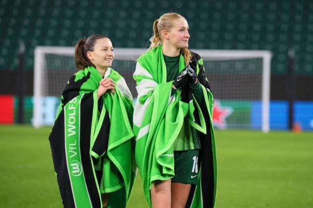 Wolfsburg, Deutschland 19. November 2025: Champions League - Frauen - 2025 2026 - VfL Wolfsburg vs. Manchester United, ManU Im Bild: v.li. Joelle Wedemeyer (VfL) und Camilla Küver Kuever (VfL) beim Abschlussjubel AOK Stadion Niedersachsen Copyright: xFotostandx xFantinix
