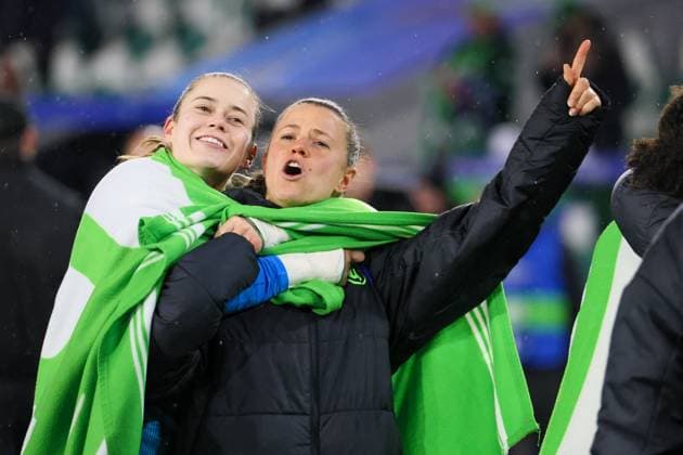 Wolfsburg, Deutschland 19. November 2025: Champions League - Frauen - 2025 2026 - VfL Wolfsburg vs. Manchester United, ManU Im Bild: v.li. Torhüterin Stina Johannes (VfL) und Torhüterin Martina Tufekovic (VfL) beim Abschlussjubel AOK Stadion Niedersachsen Copyright: xFotostandx xFantinix