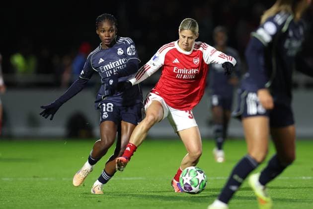 Arsenal v Real Madrid Women 19 November 2025, Boreham Wood - UEFA Women™s Champions League - Arsenal v Real Madrid Women - Linda Caicedo of Real Madrid and Kyra Cooney-Cross of Arsenal - Photo: Charlotte Wilson Offside. Boreham Wood UK Copyright: xCharlottexWilsonx xOffsidexOffside